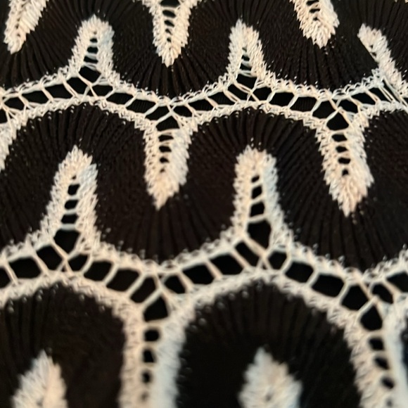 Banana Republic white and black embroidered dress. 4P - Picture 2 of 7